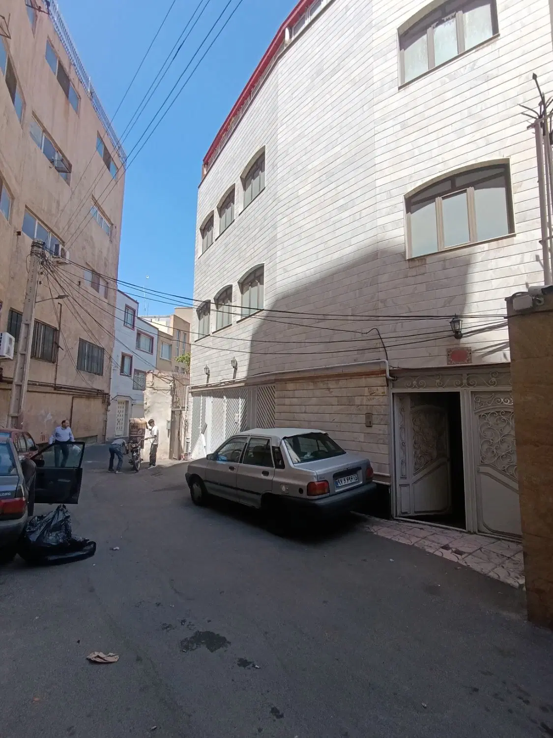 ساختمان چهار طبقه با پارکینگ