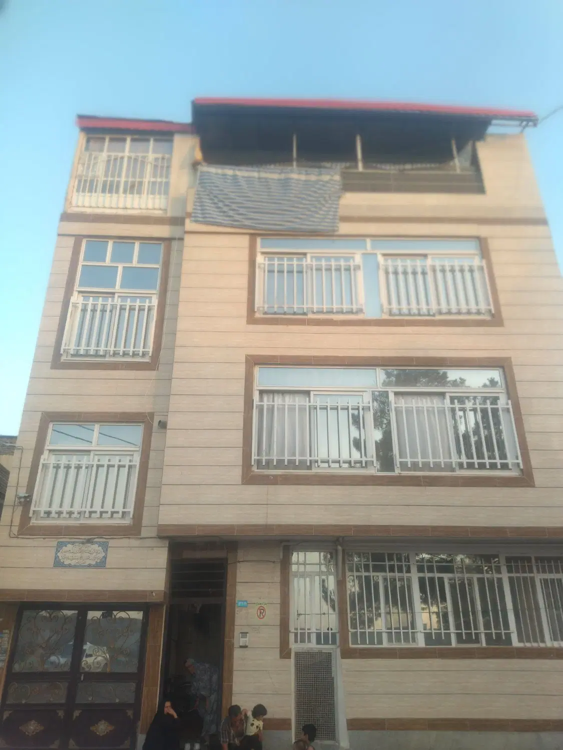 خانه آپارتمانی چهار تبقه