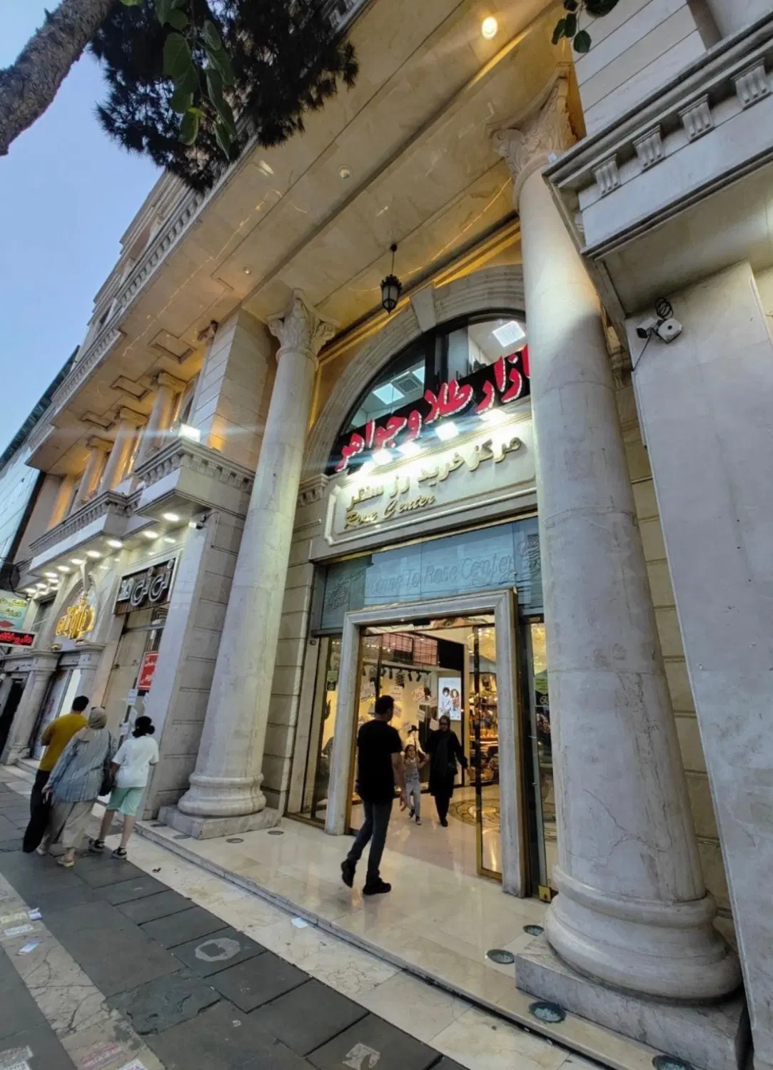 اجاره ۱۵متر مغازه همکف رز سنتر(مشرف به وید)