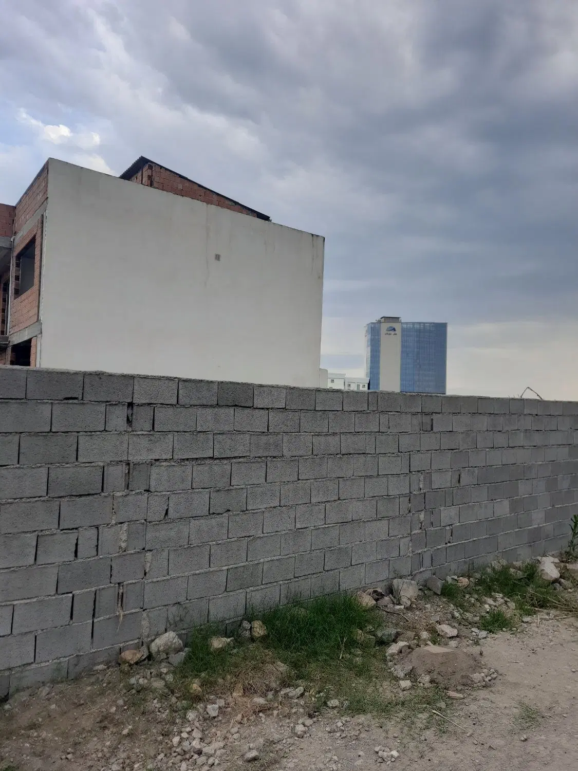 زمین پشت هتل میزبان