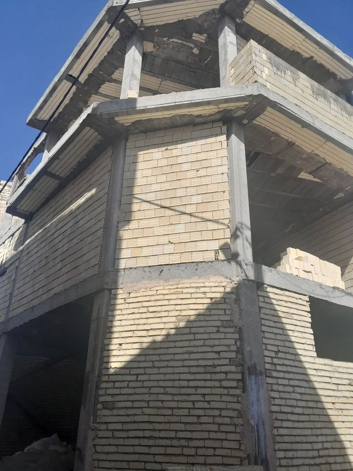 آپارتمان نیمه کاره