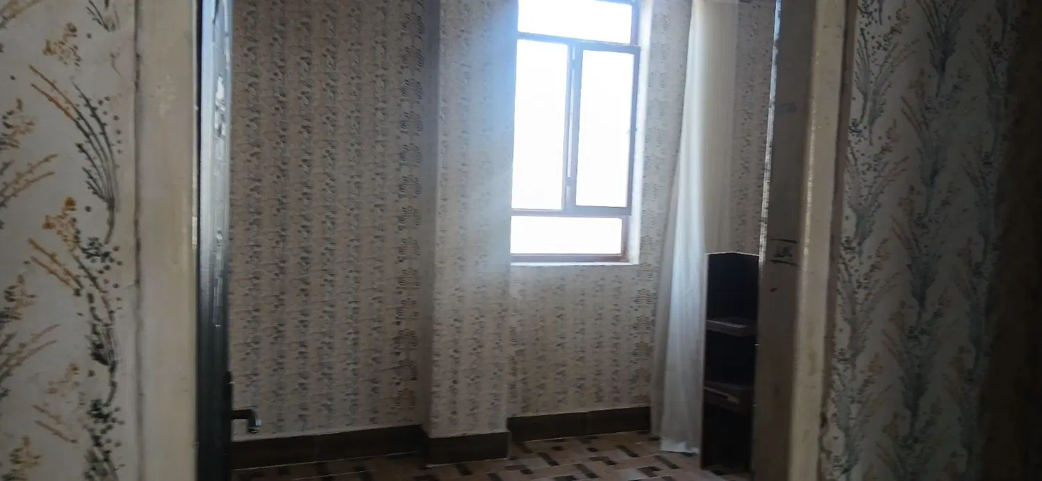 طبقه یک حال پذیرایی  موکت دارد  دوتا اتاق خواب