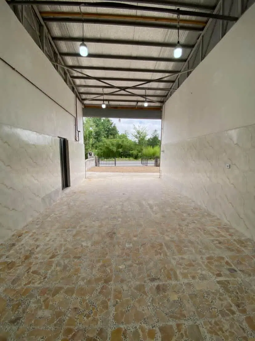 مغازه بر خیابان اصلی جاده سنگر