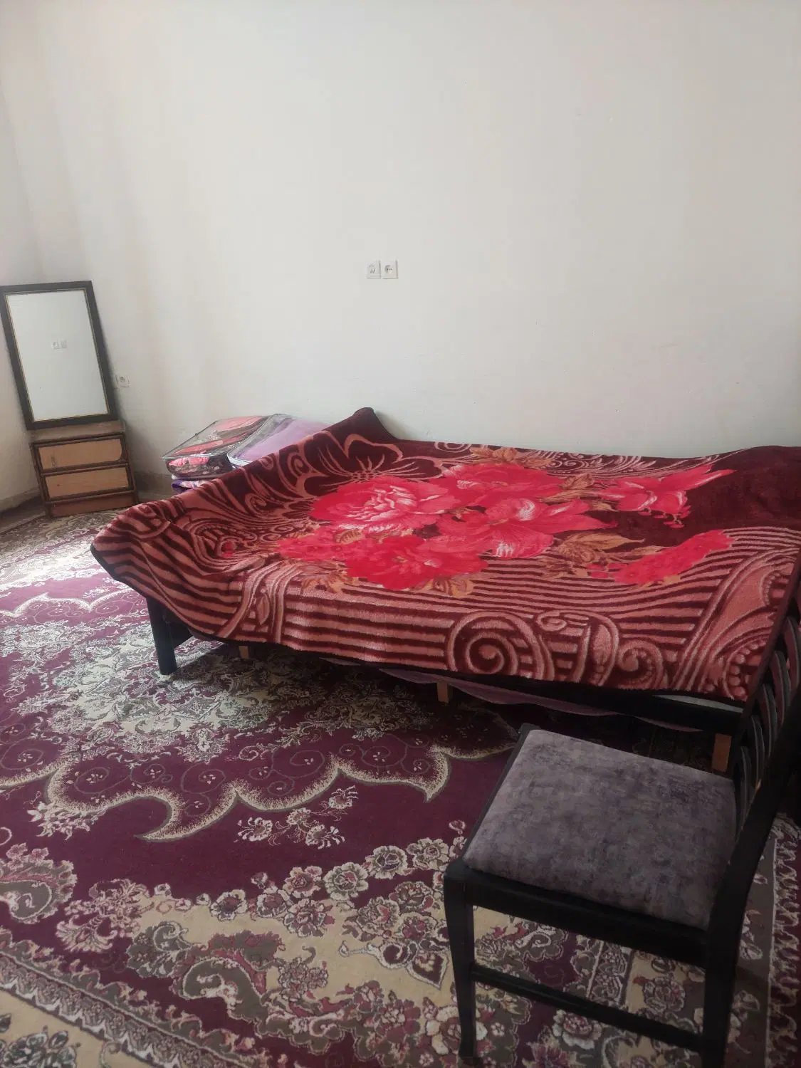 سه دانگ‌ مالکیت  از ۶ دانگ‌ ۶ دهانه مغازه وخانه