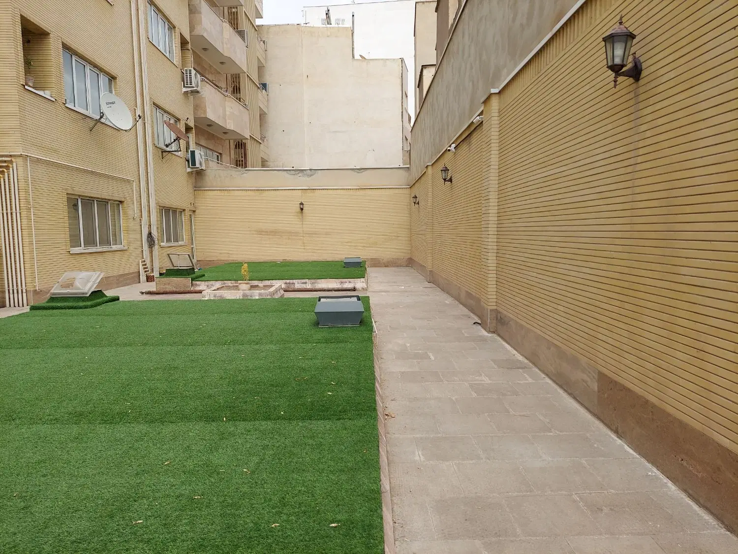 فروش یک دانگ از شش دانگ حیاط مسکونی