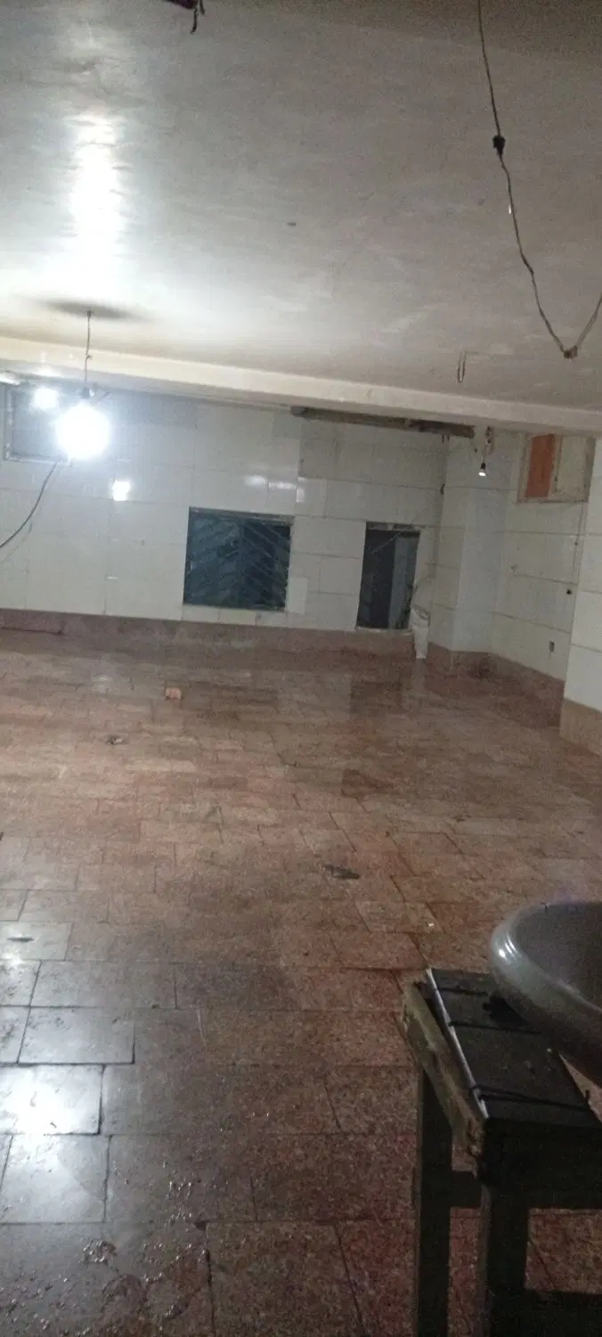 زیرزمین ب متراژ ۷۰متر آب برق و گاز و سرویس بهداشتی