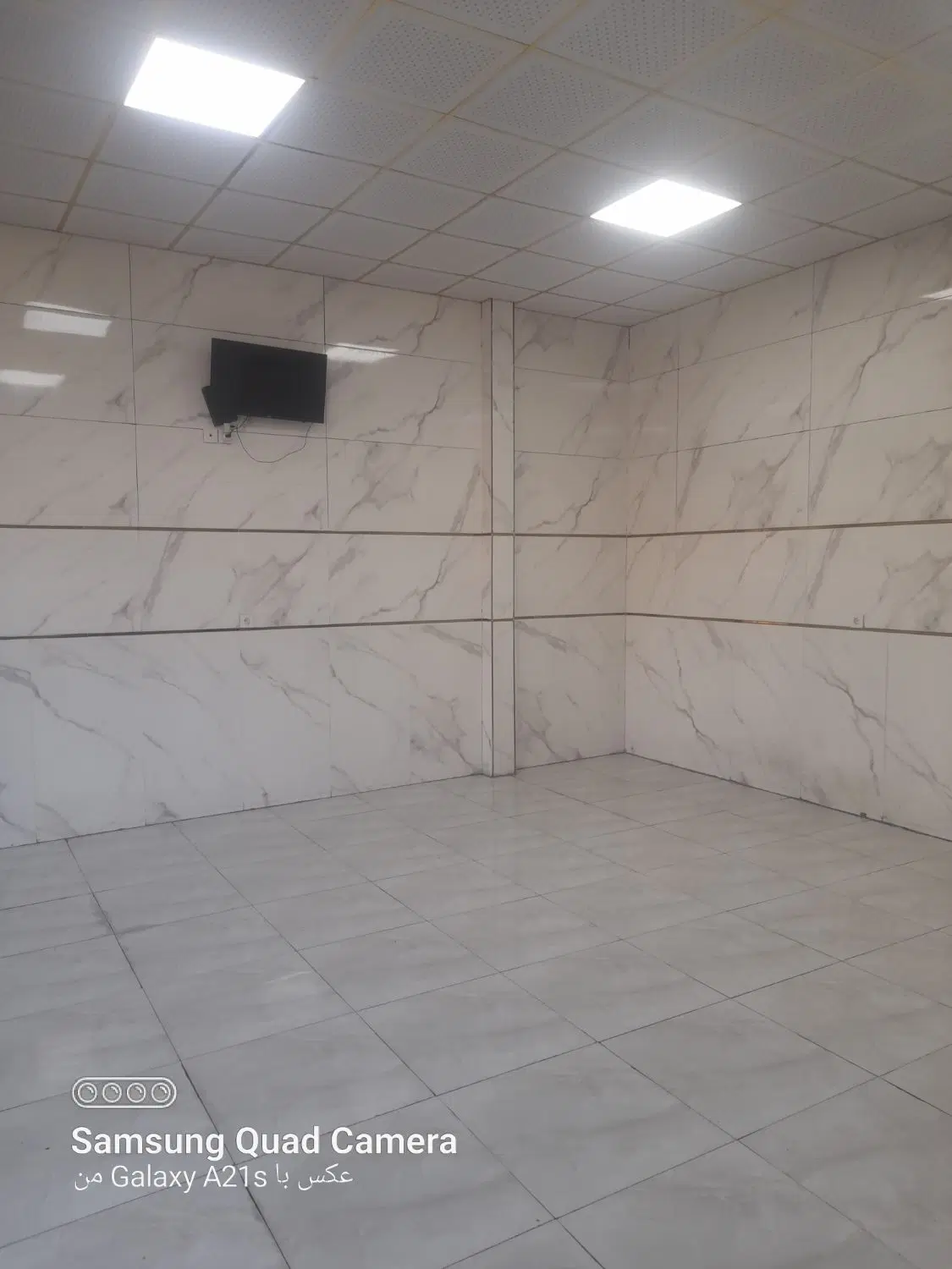 حیاط مغازه دار در بر خیابان