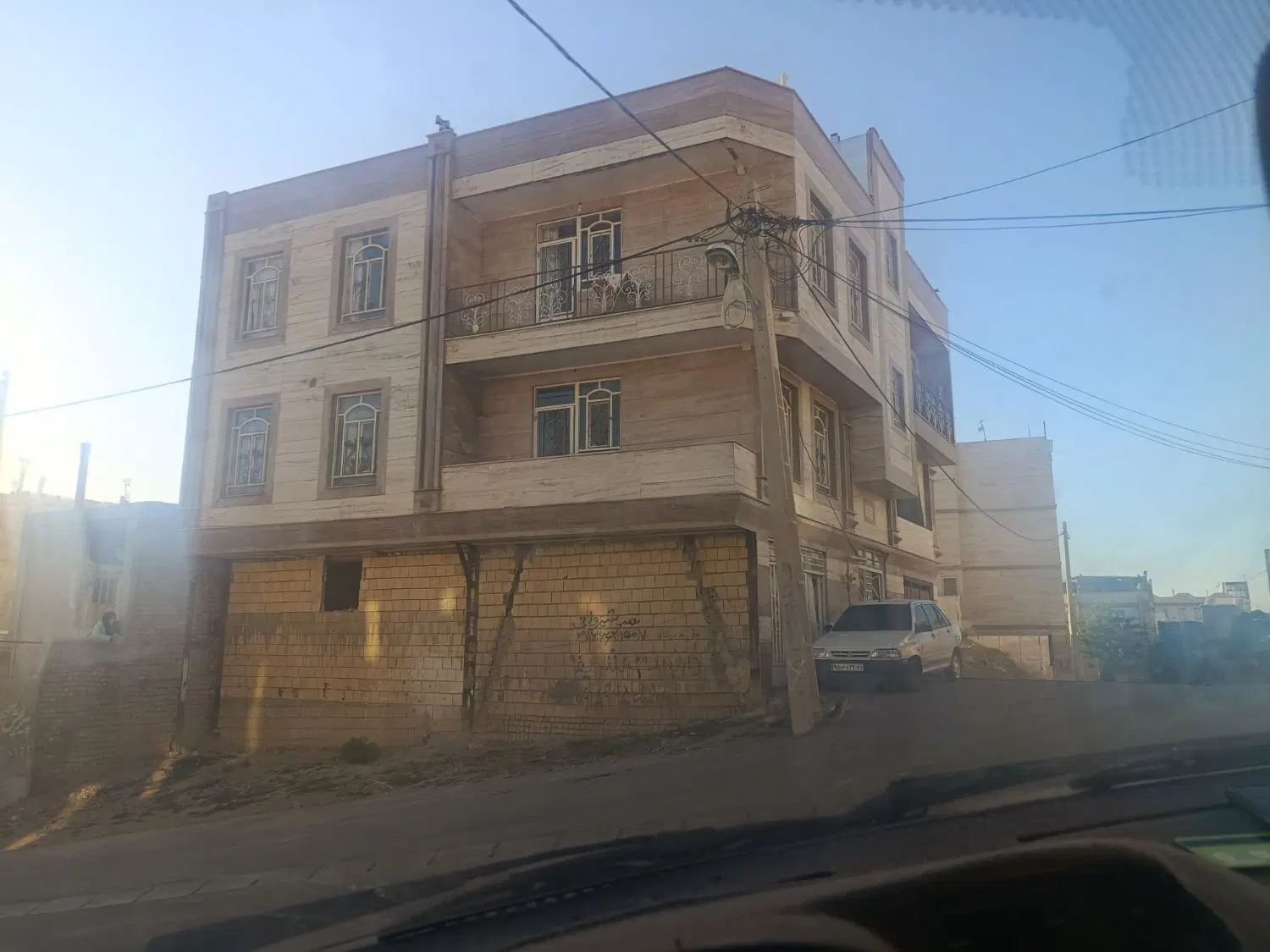 ساختمان 3 طبقه