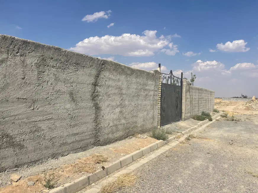 زمین چهار دیواری