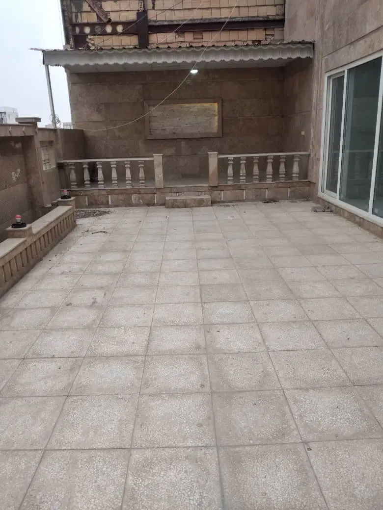 ویلایی دوطبقه داخل حاشیه ماشین رو