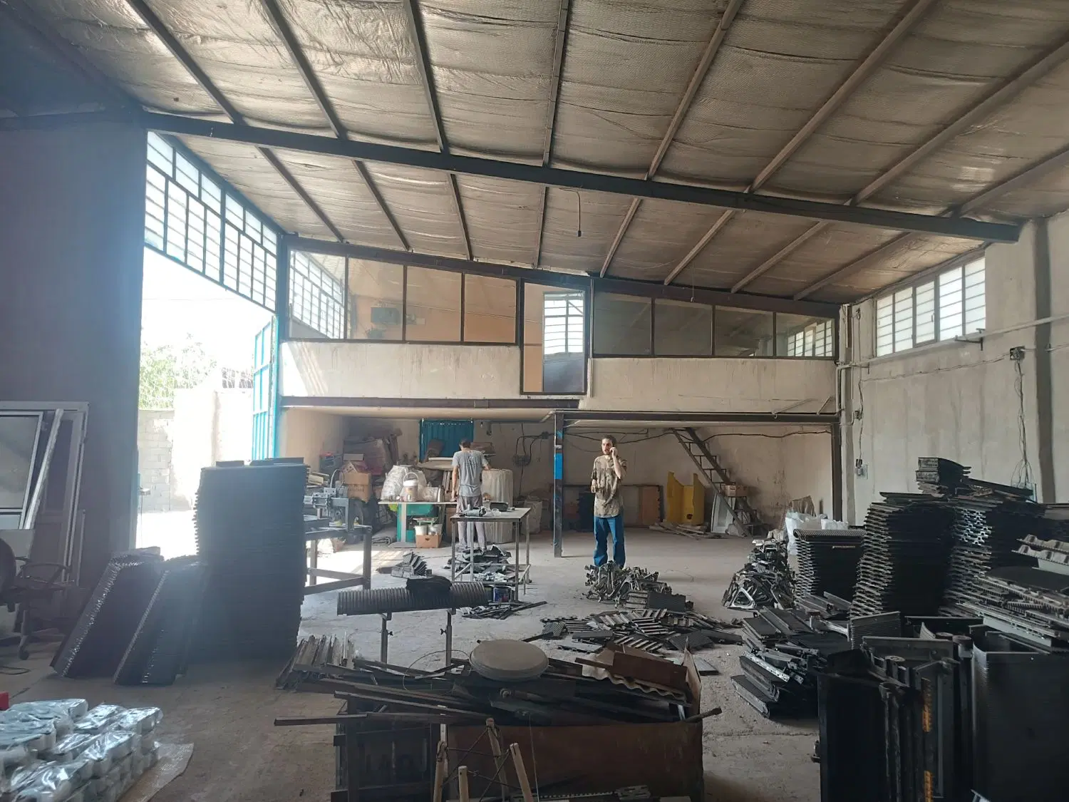 سالن حدود ۱۰۰۰ متری سندار فروشی
