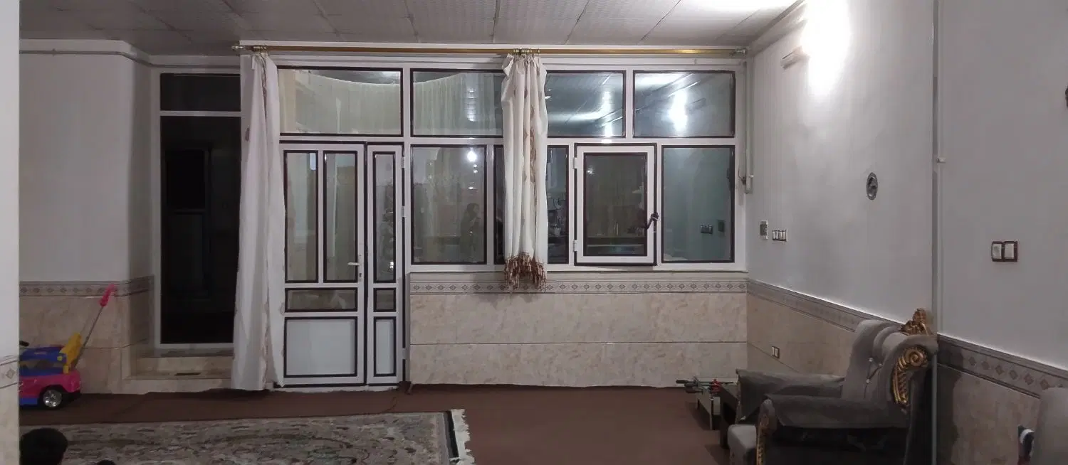 خانه ویلایی در پایین کوه
