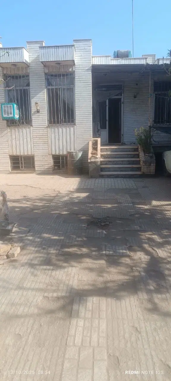 ویلایی حاشیه خیابان حکمت