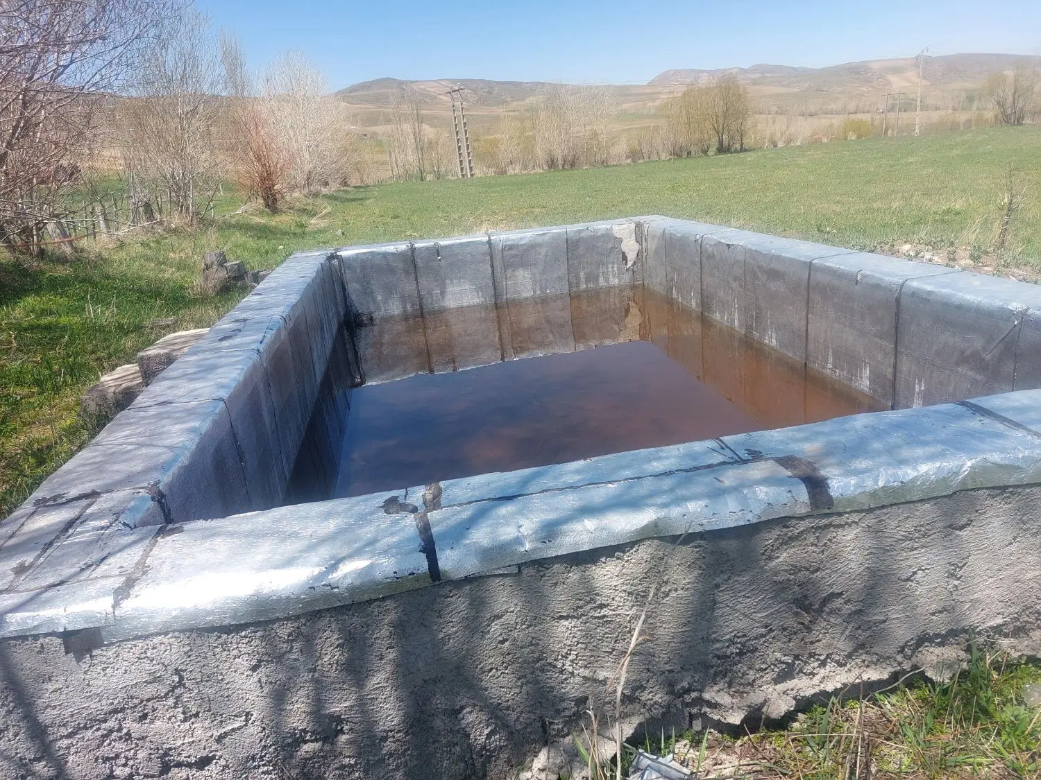 زمین ابی در  مزجین .پایین تر از جاده اصلی