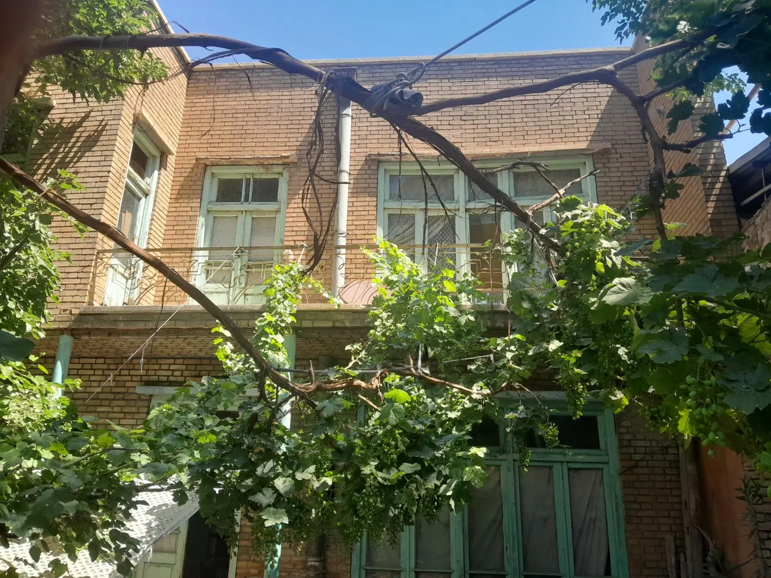 حیاط۲۱۰متری خیابان مطهری محدوده بازار