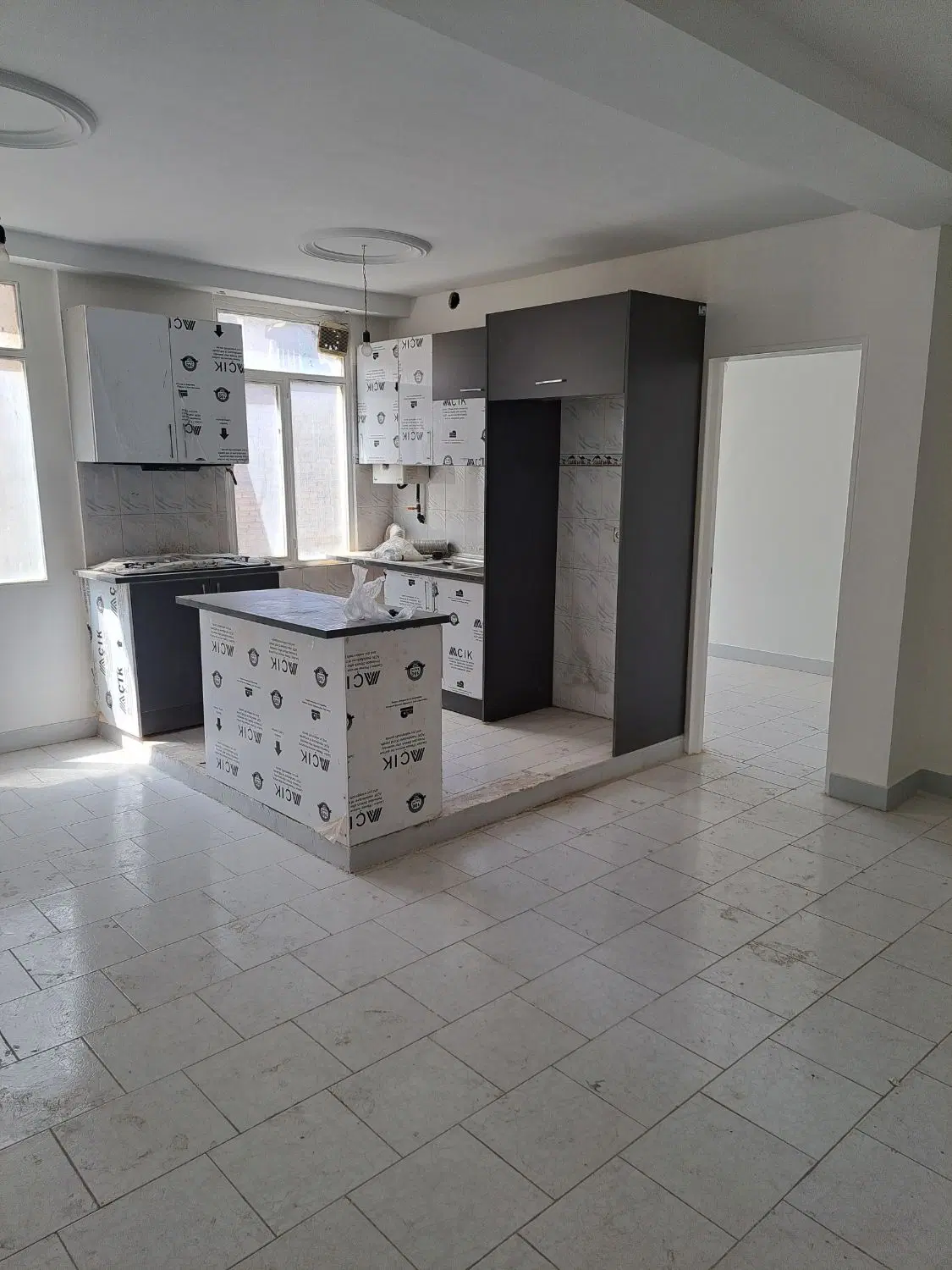 پلیس اجاره دار ۵۰متر اخ ط۲ پارکینگ انباری
