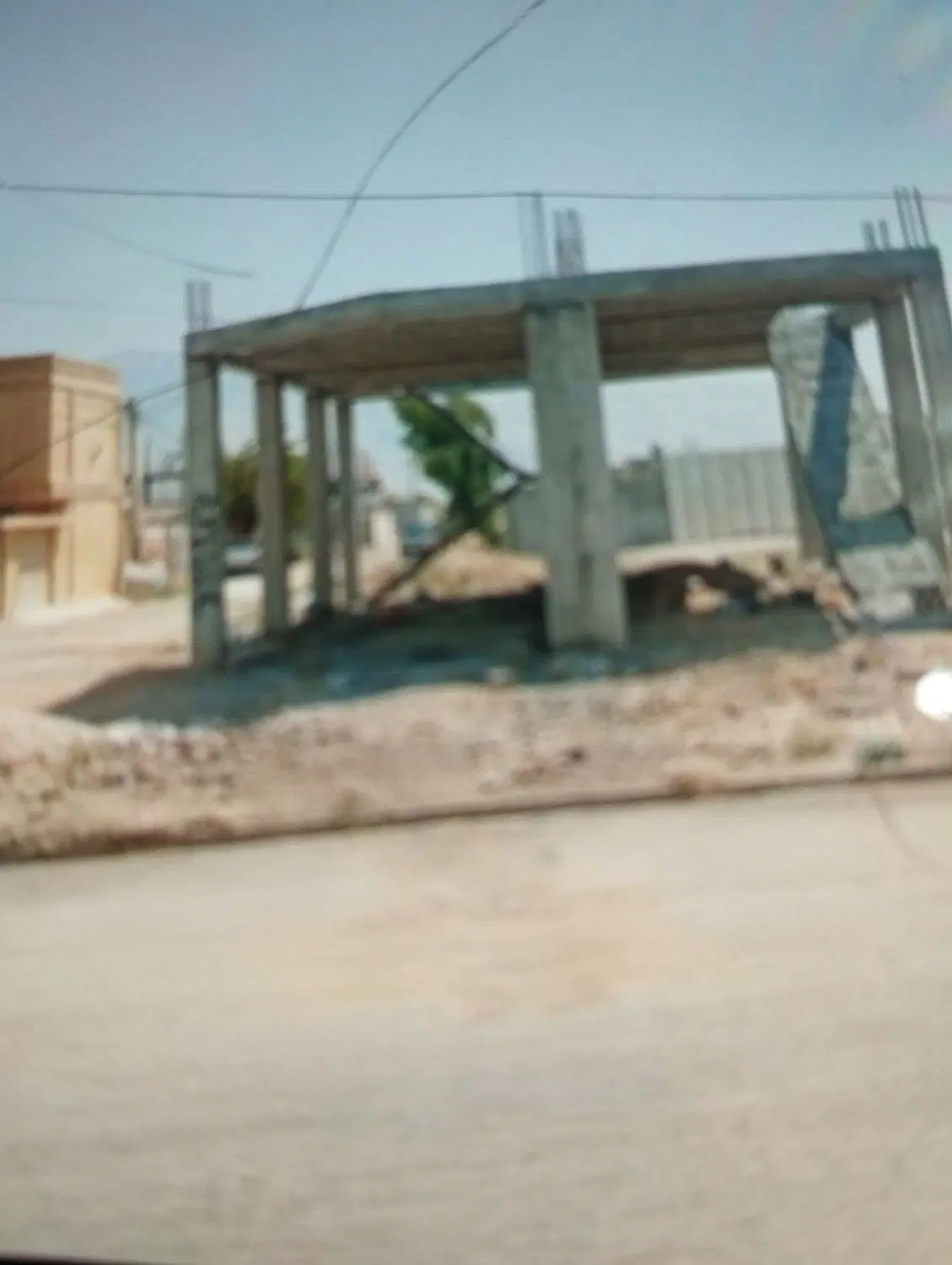 دو باب مغازه نمیه کاره