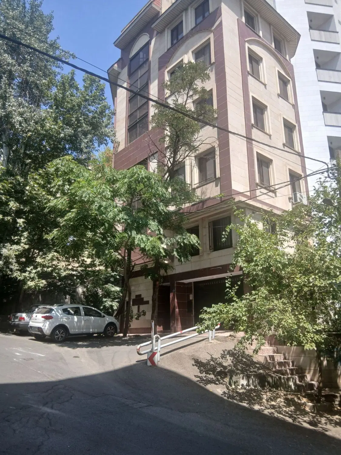 آپارتمان سه نبش ۹۲ متری فرمانیه