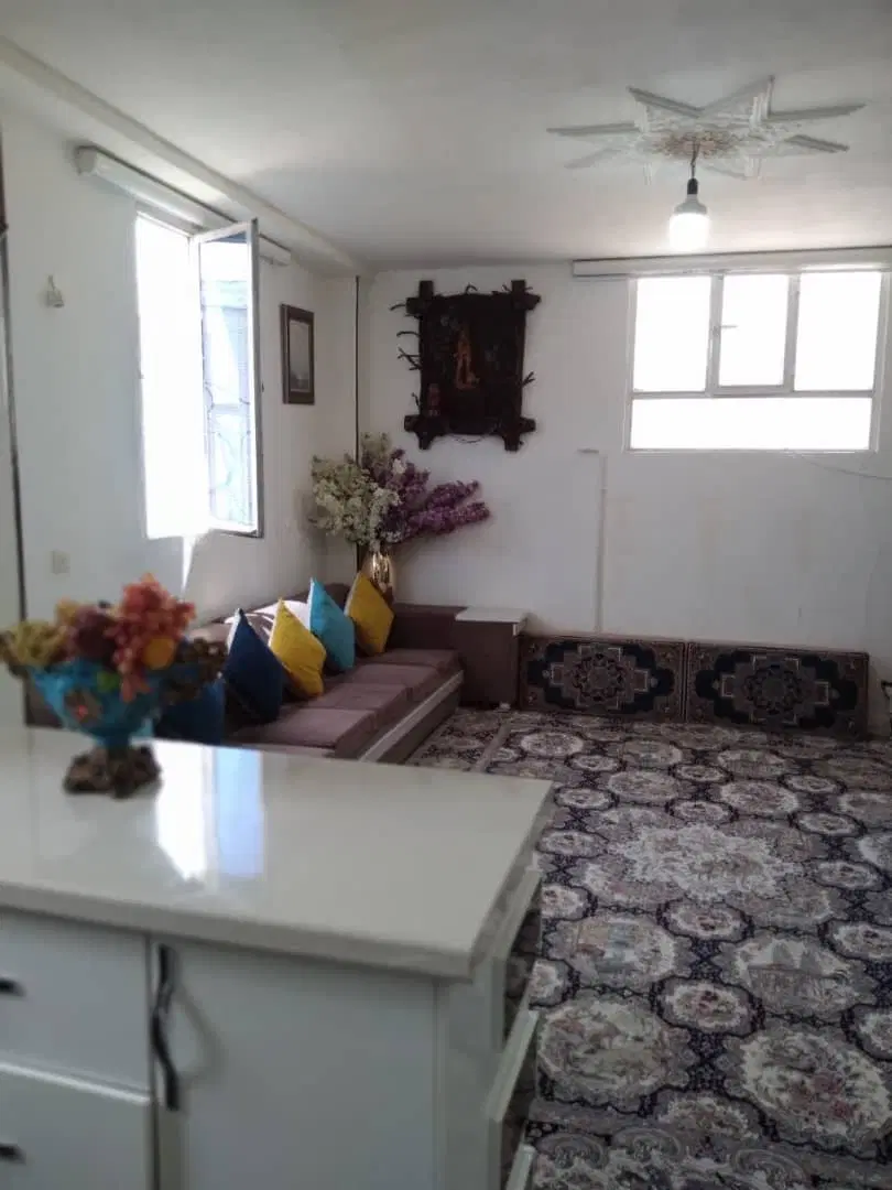 ۸۲ متری ط دوم سمت حیاط جنوبی