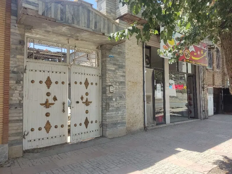 خانه ویلایی ۴۰۰ متر بر خیابان زیر قیمت منطقه