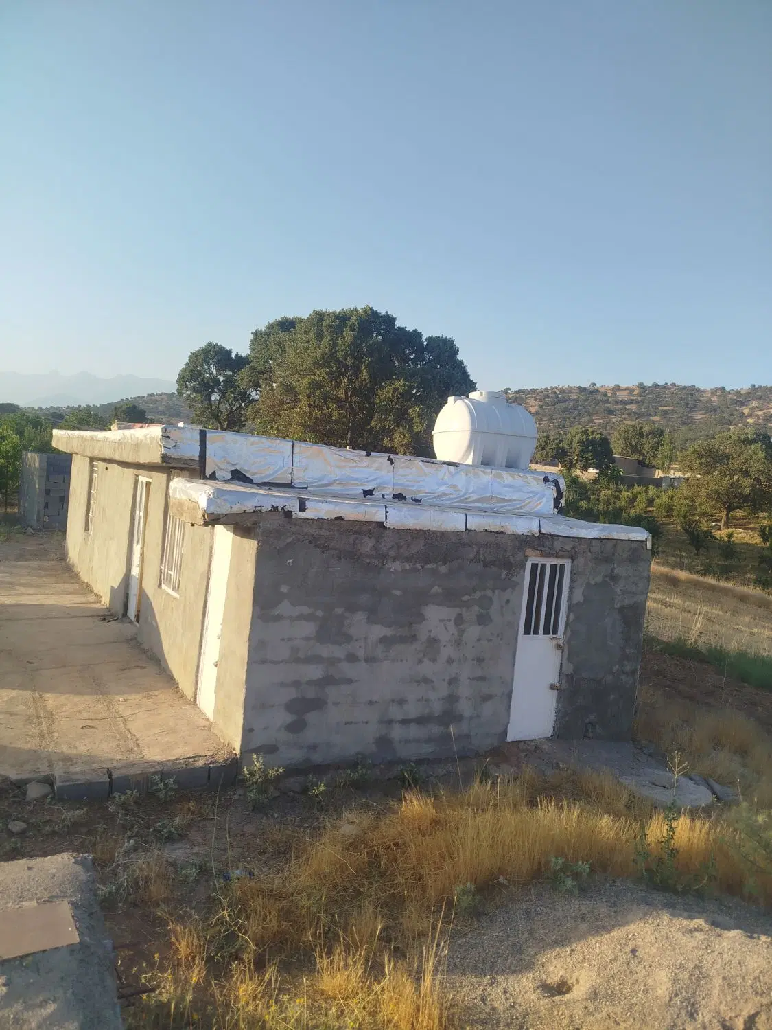 زمین فیروزاباد جنب گاوداری