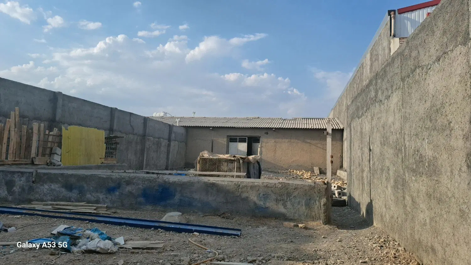 زمین و کارگاه