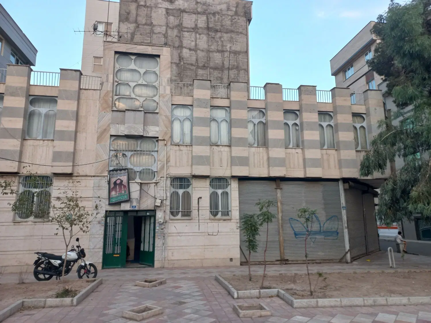 منطقه  ۱۶ خ  سمندر   ۲۱۵  متر مستغلات  دو طبقه