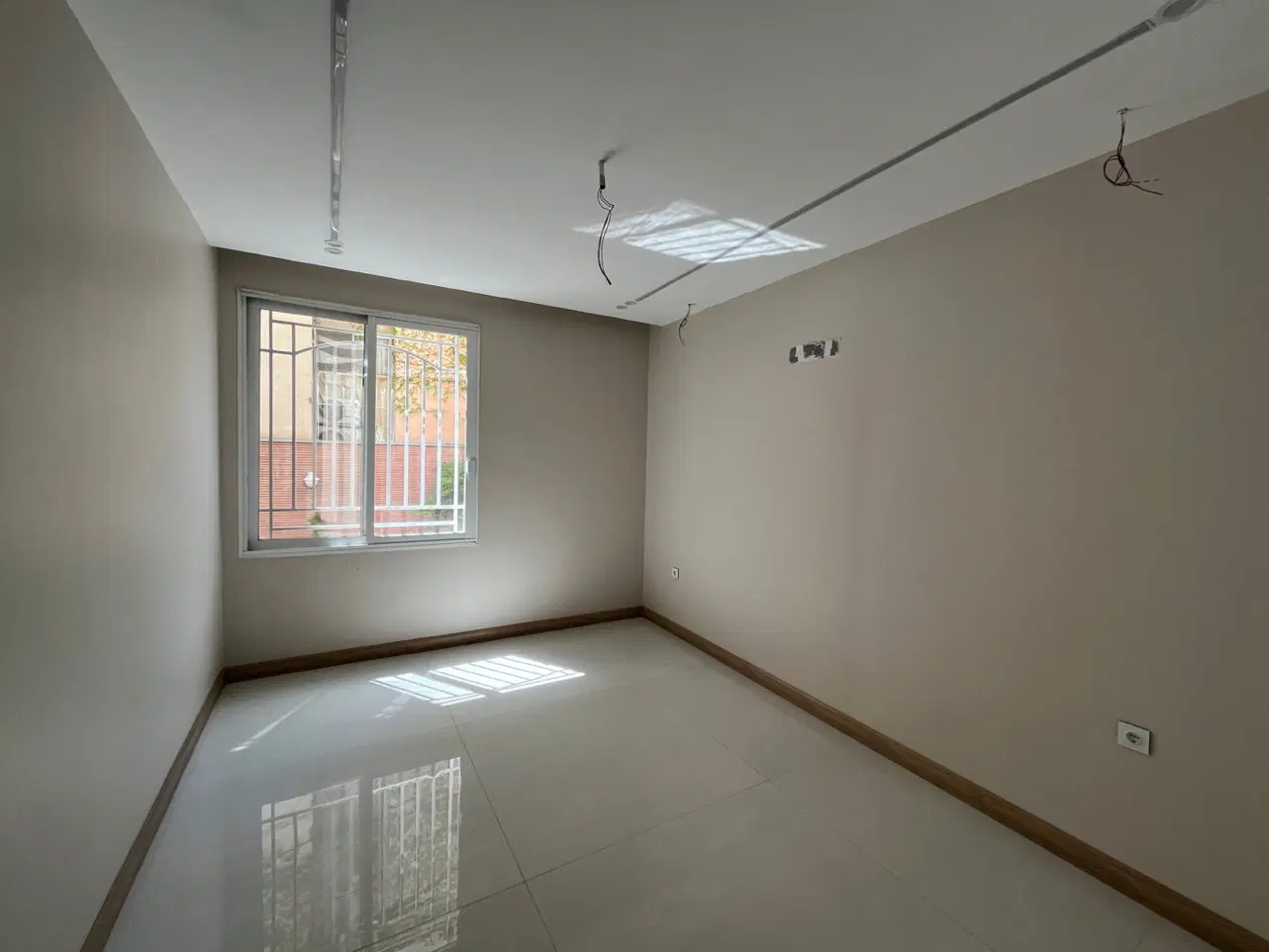 ۷۸متر ۲اتاق طبقه ۲ روبه خیابان       (هفت تیر۳)