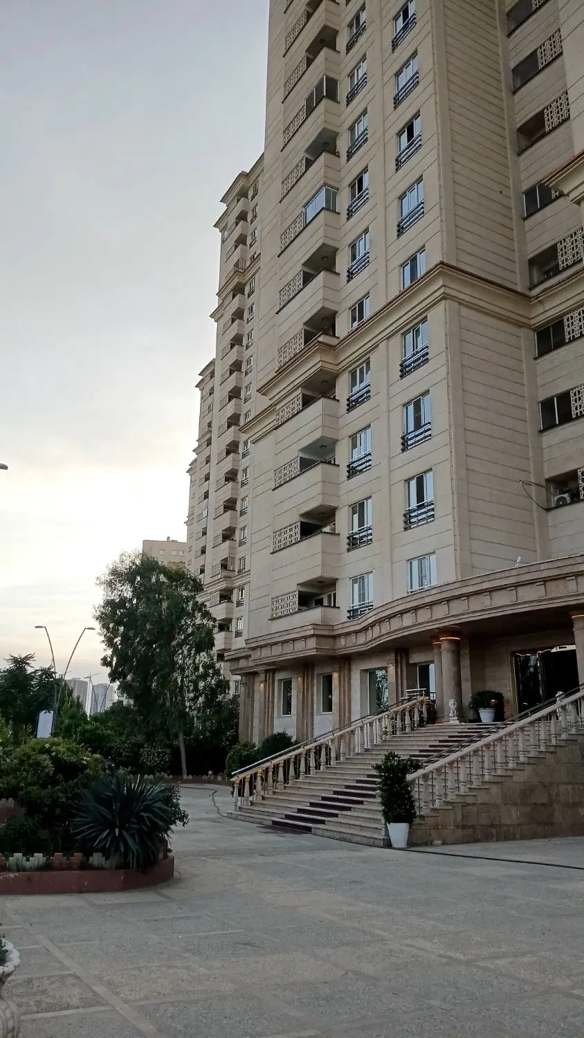 برج باغ صیاد ۲ بر اصلی دریاچه