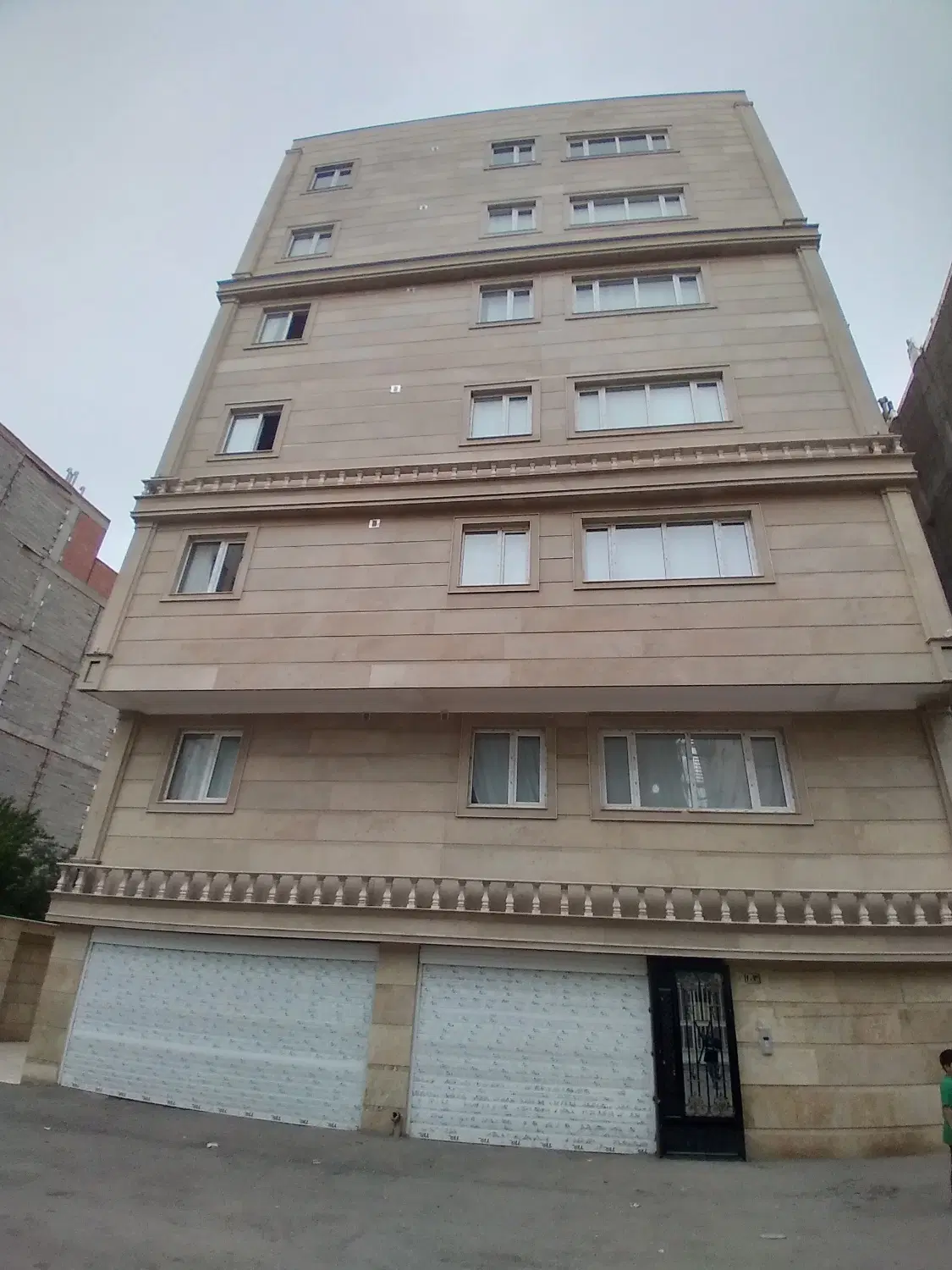 فروش آپارتمان۲۱۸متری نوساز چهارخوابه در داخل شهر