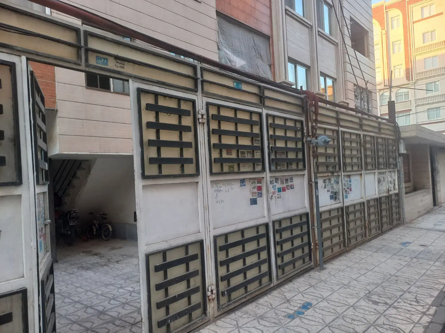 اپارتمان دایی ۶۷ سندوکالت طبقه ۲ روی همکف از۴ واحد