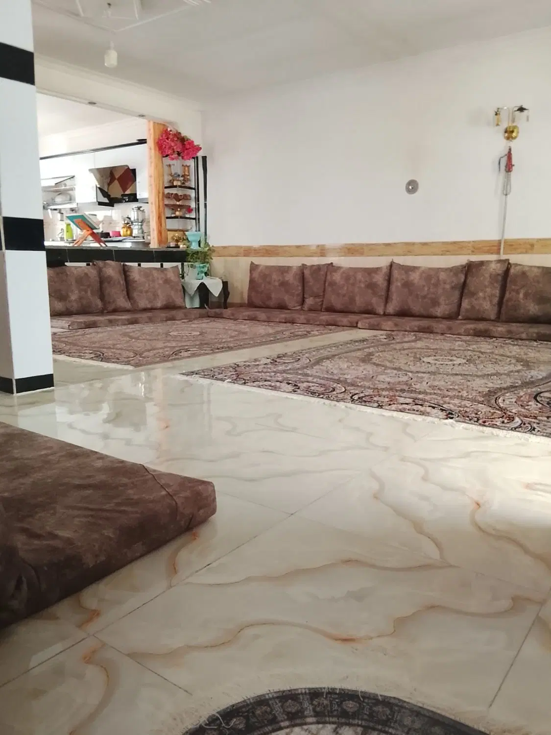 خانه با همسایه های خوب ویک مغازه