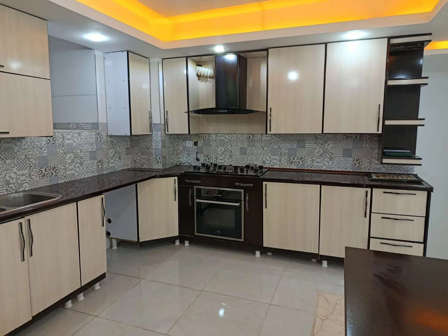 واحد 110متری انتهای بلوار سجاد خیابان صدف