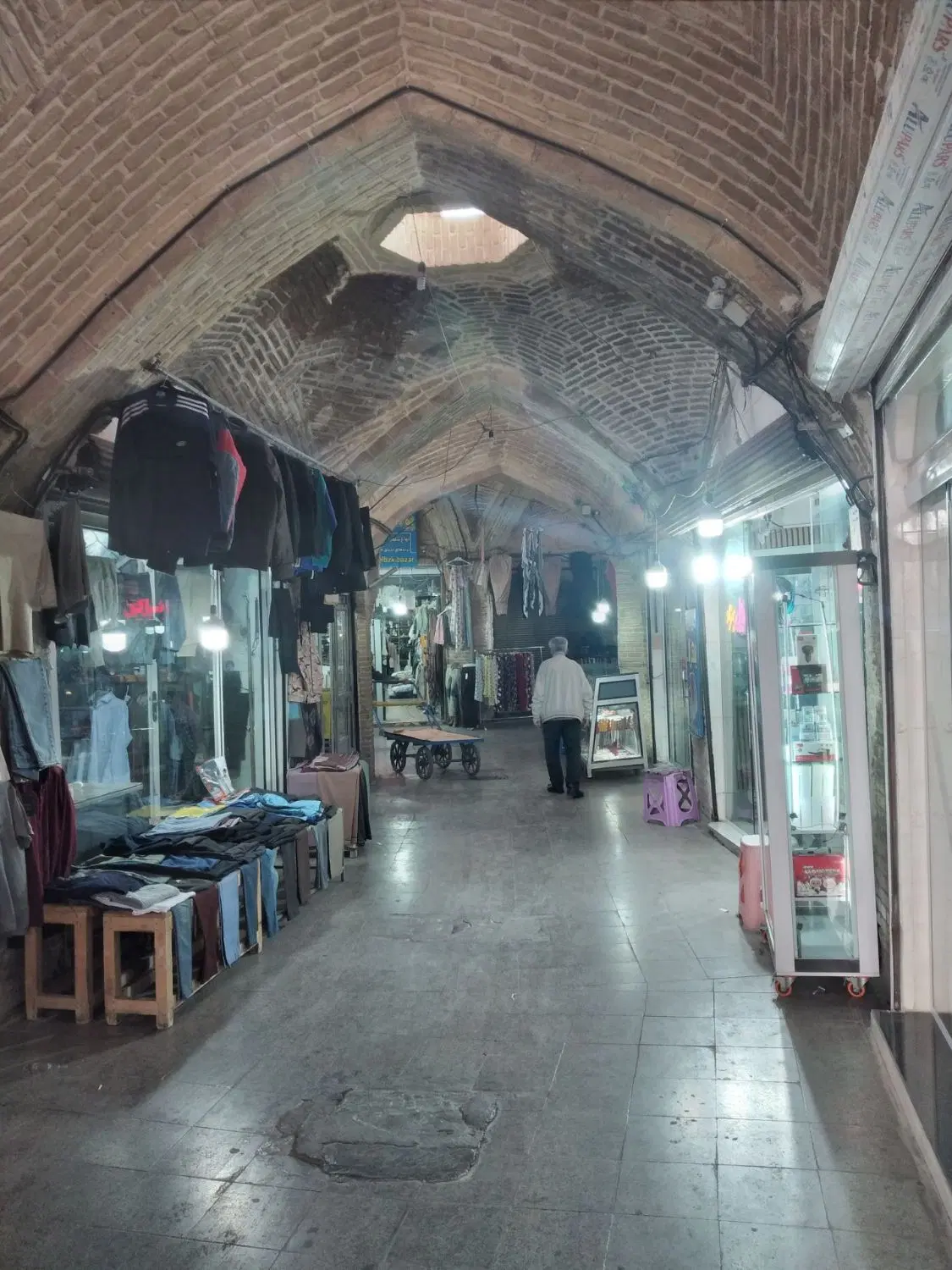 مغازه در بازار پایین
