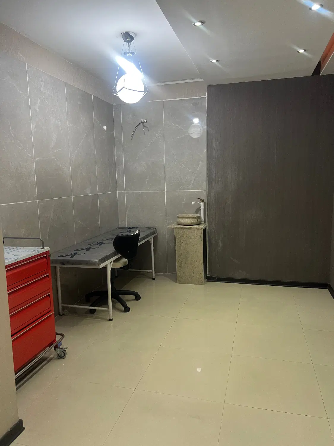 اجاره اتاق ۱۶ متری و پارتیشن از مطب پزشک