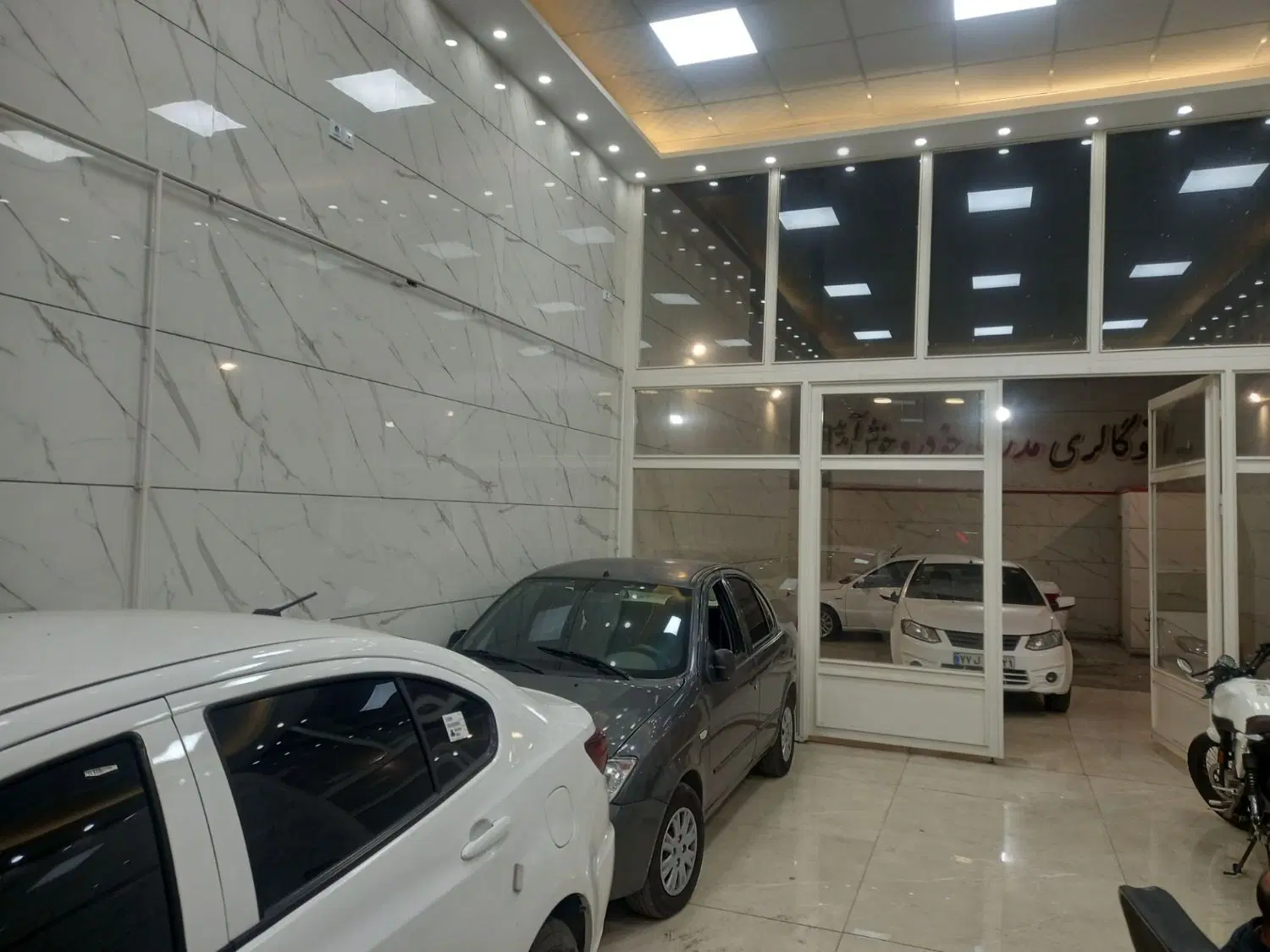 فروش نمایشگاه اتومبیل در استاد جعفری