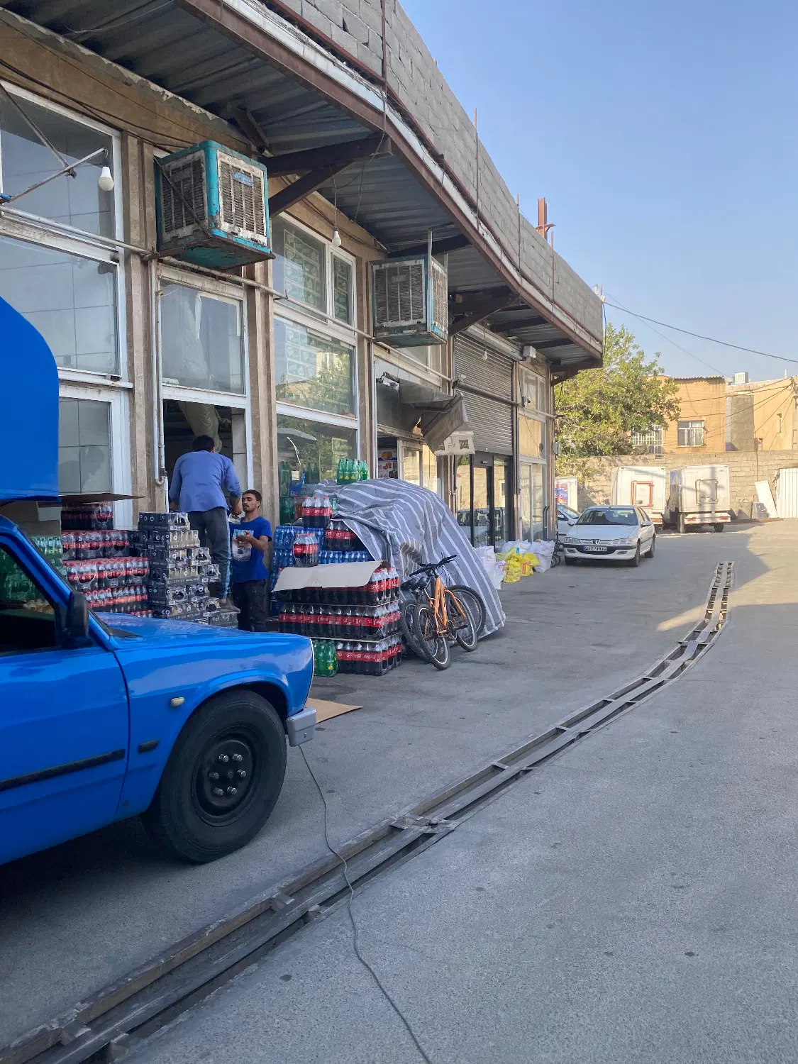 فروش یک باب مغازه ب همراه یک قطعه زمین