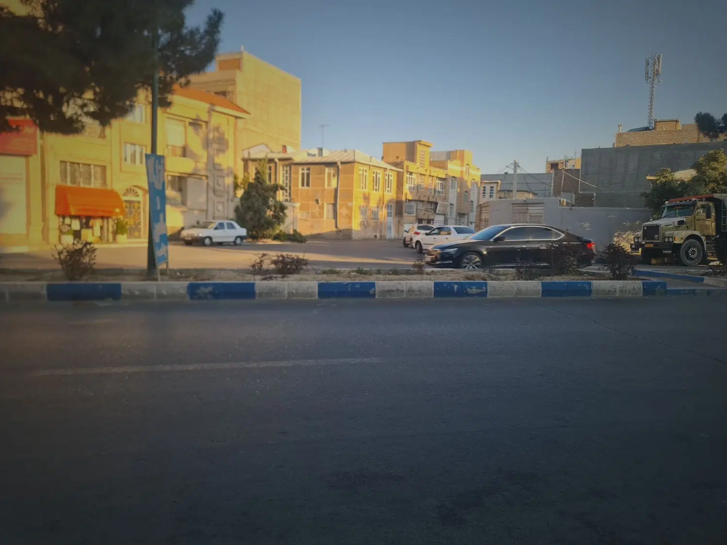 خانه در  بر خیابان