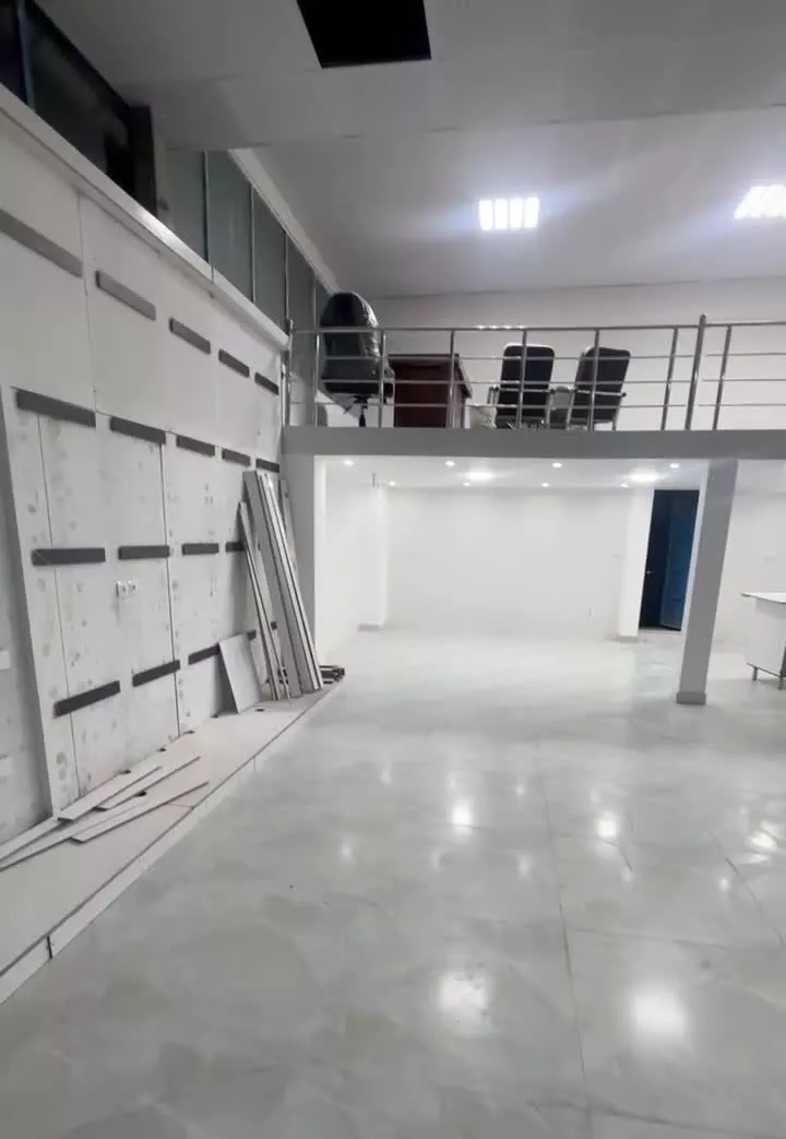 مغازه تجاری بر خیابان اصلی نوساز