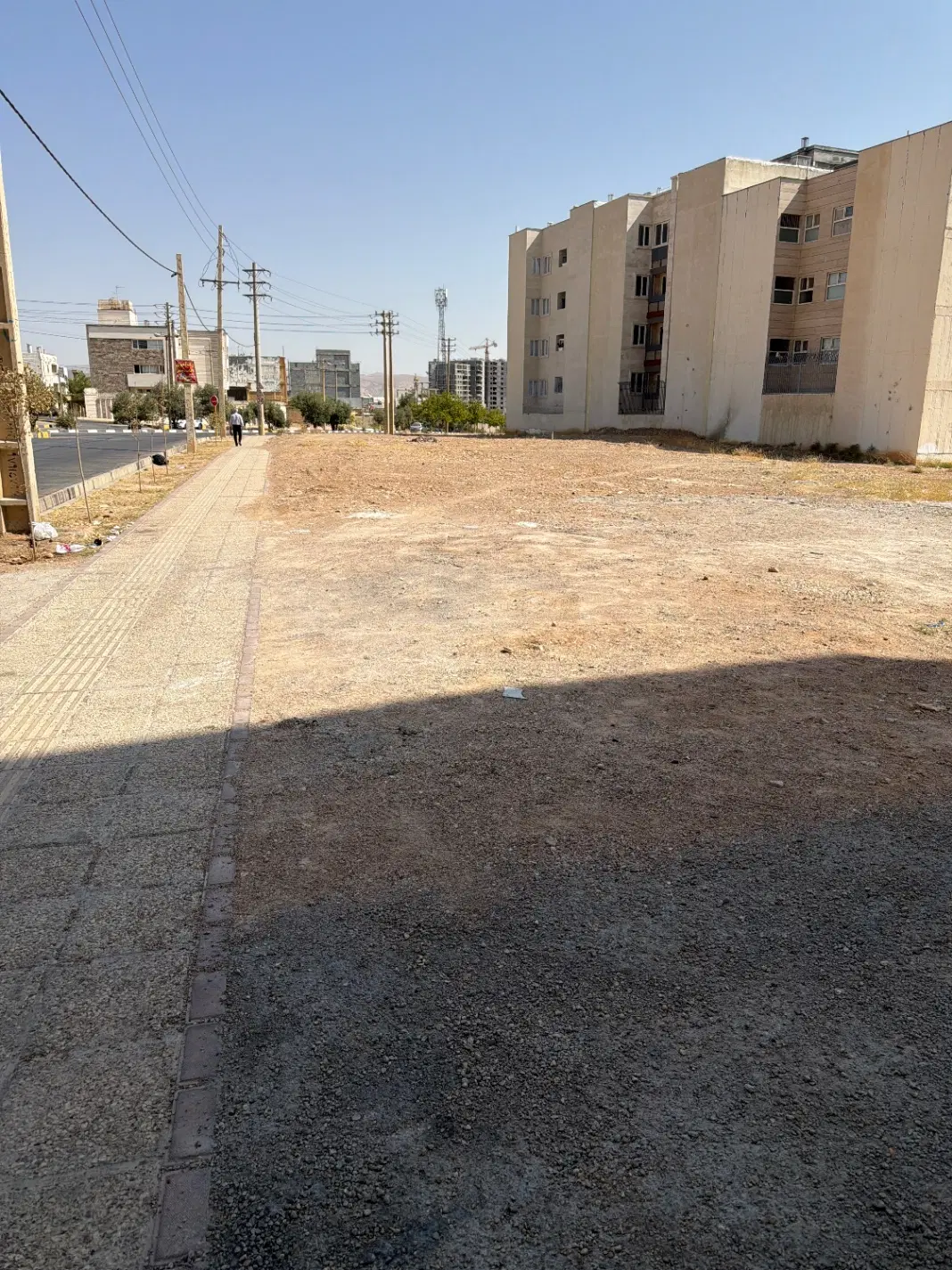 زمین ۲۰۵ متری بر ۱۶ متری