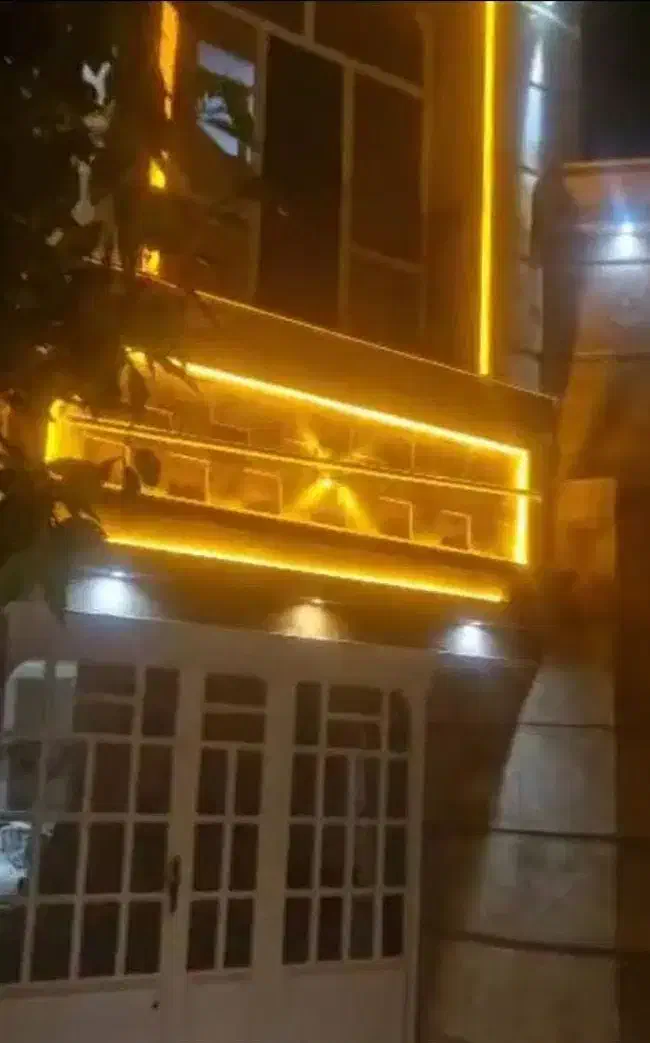 منزل تجاری مسکونی (در حال حاضر مطب دکتر می‌باشد)