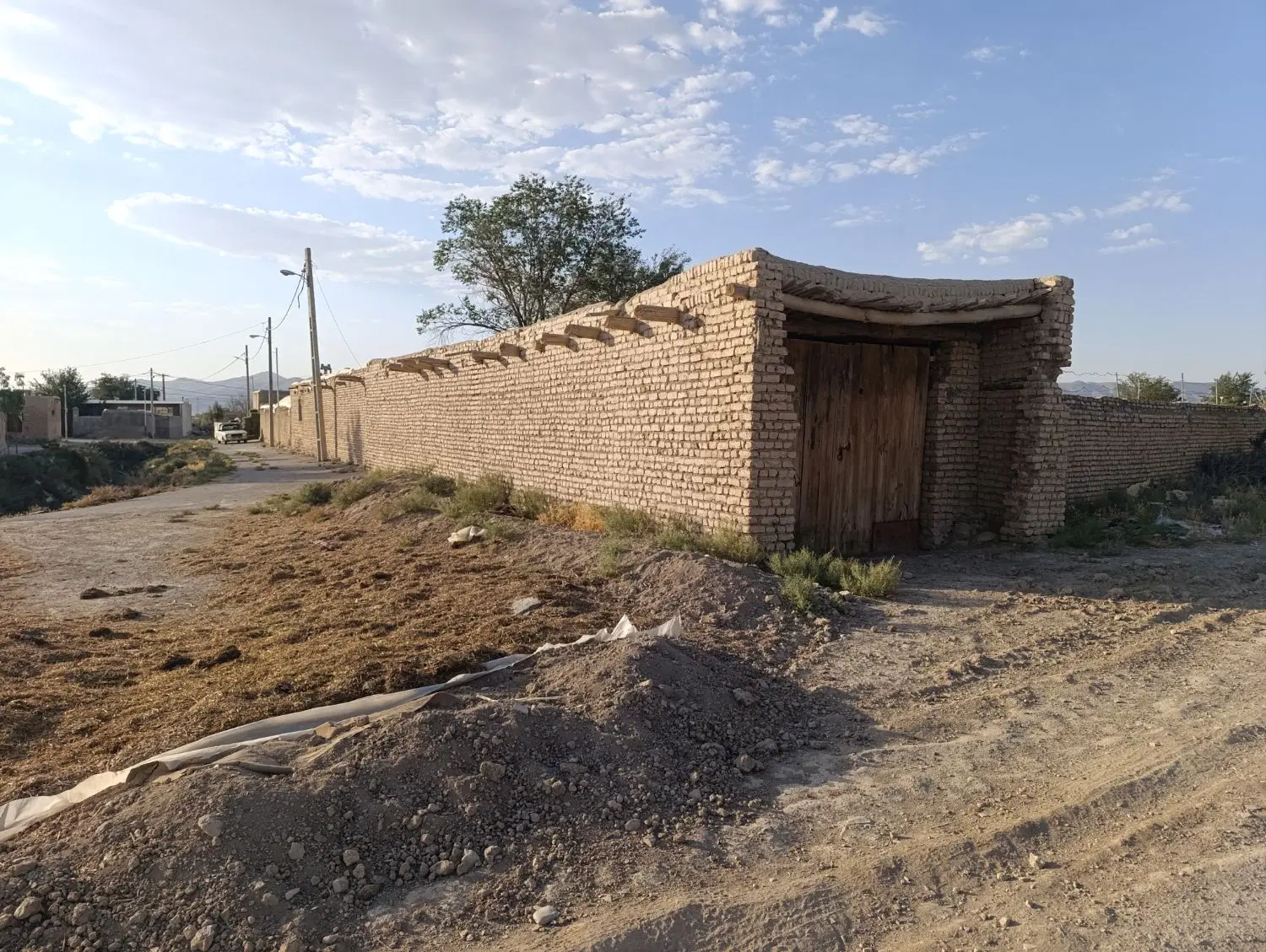 خانه کلنگی همراه با زمین مناسب بازسازی و باغ
