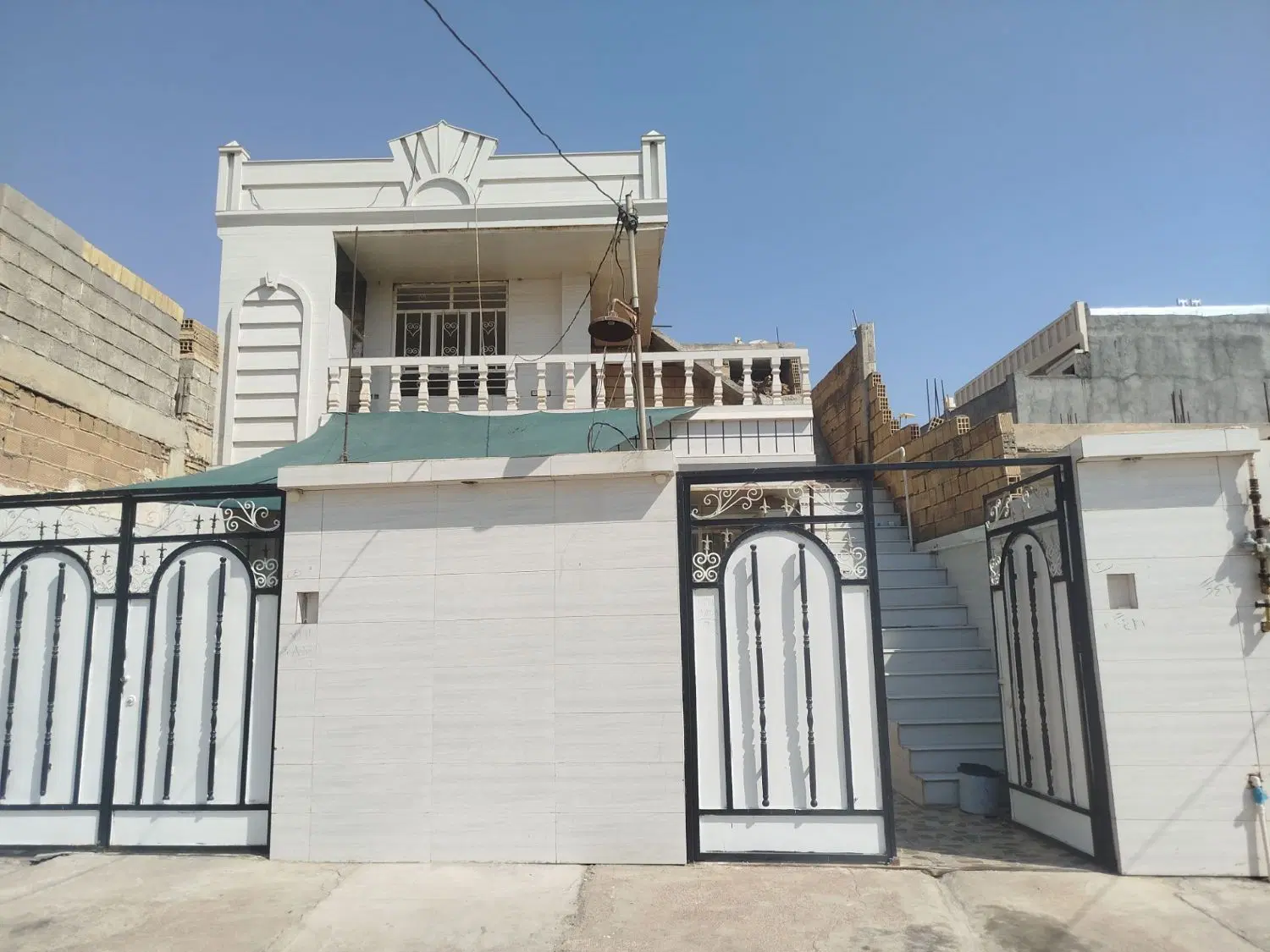 ساختمان دو طبقه
