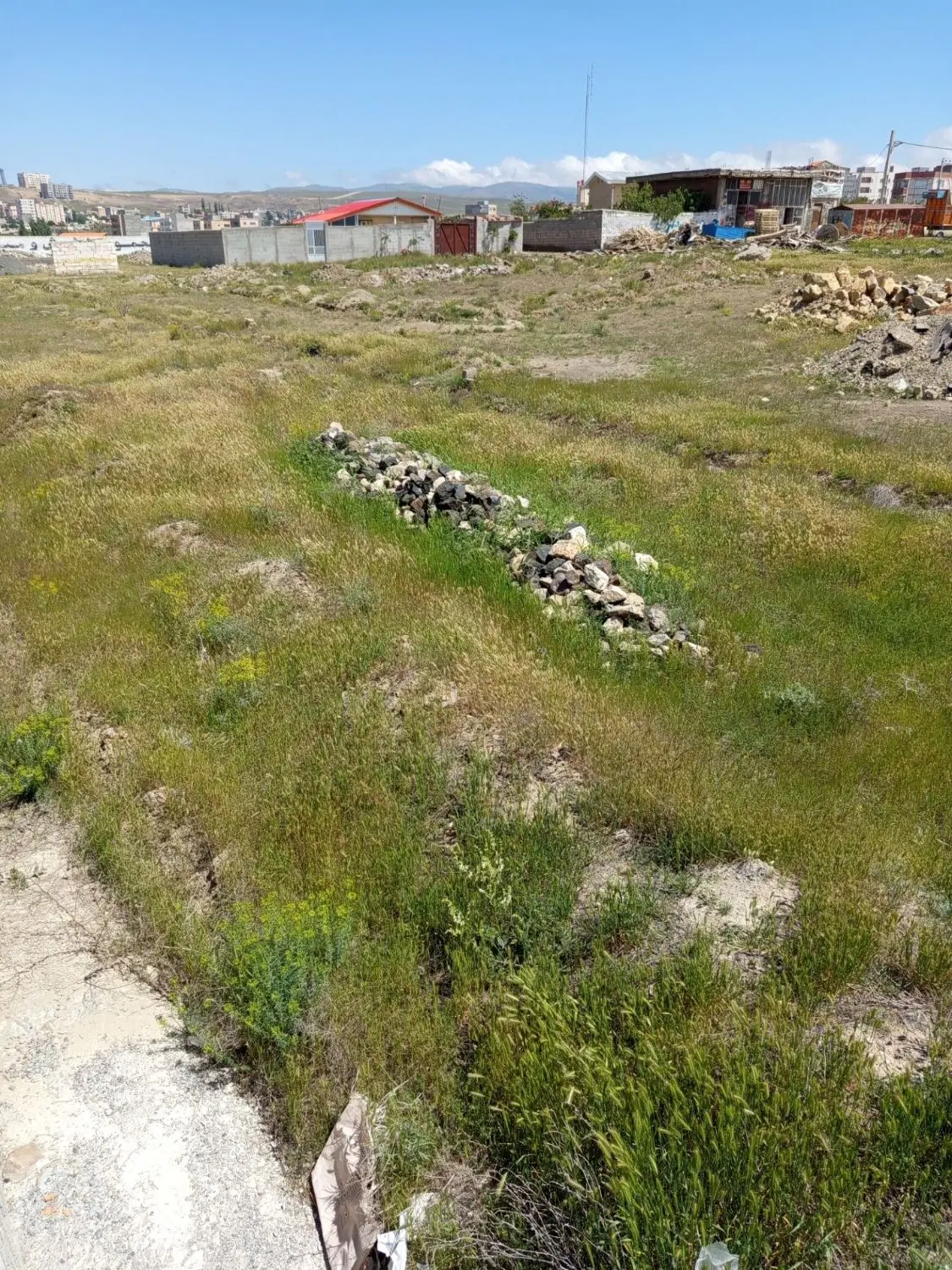 زمینی به متراژ ۲۰۰ متر تجاری