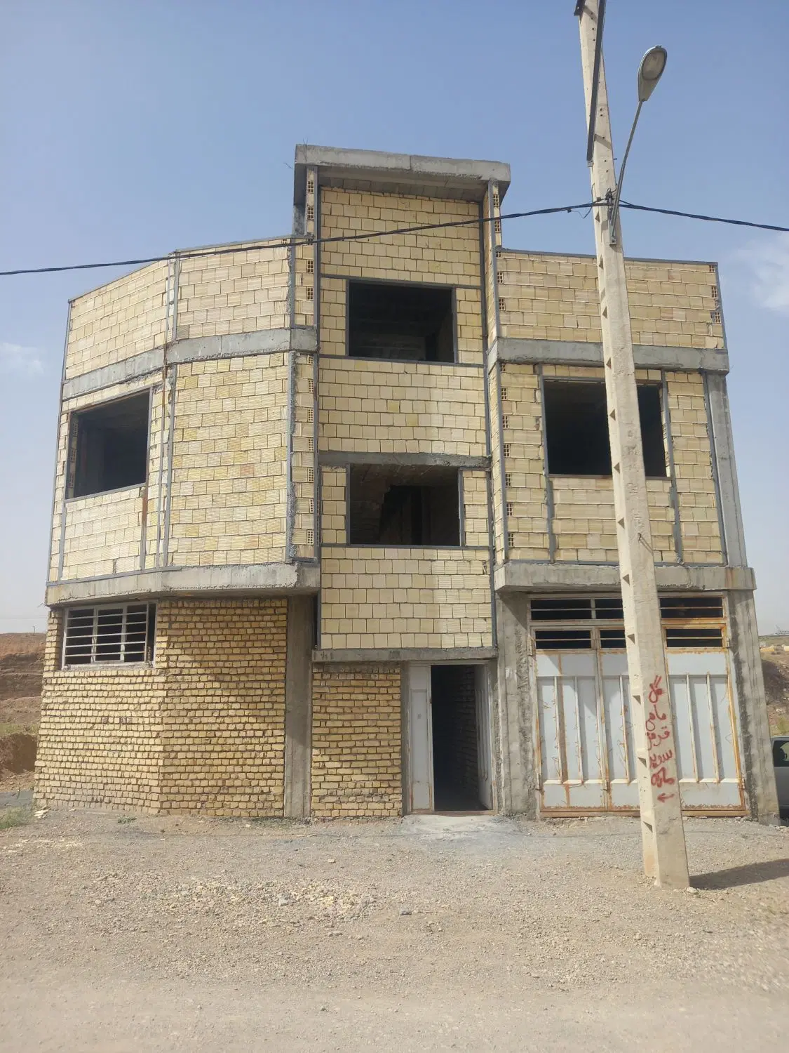 یک واحد  مسکونی  نیمه  ساز با قیمت  استثنایی