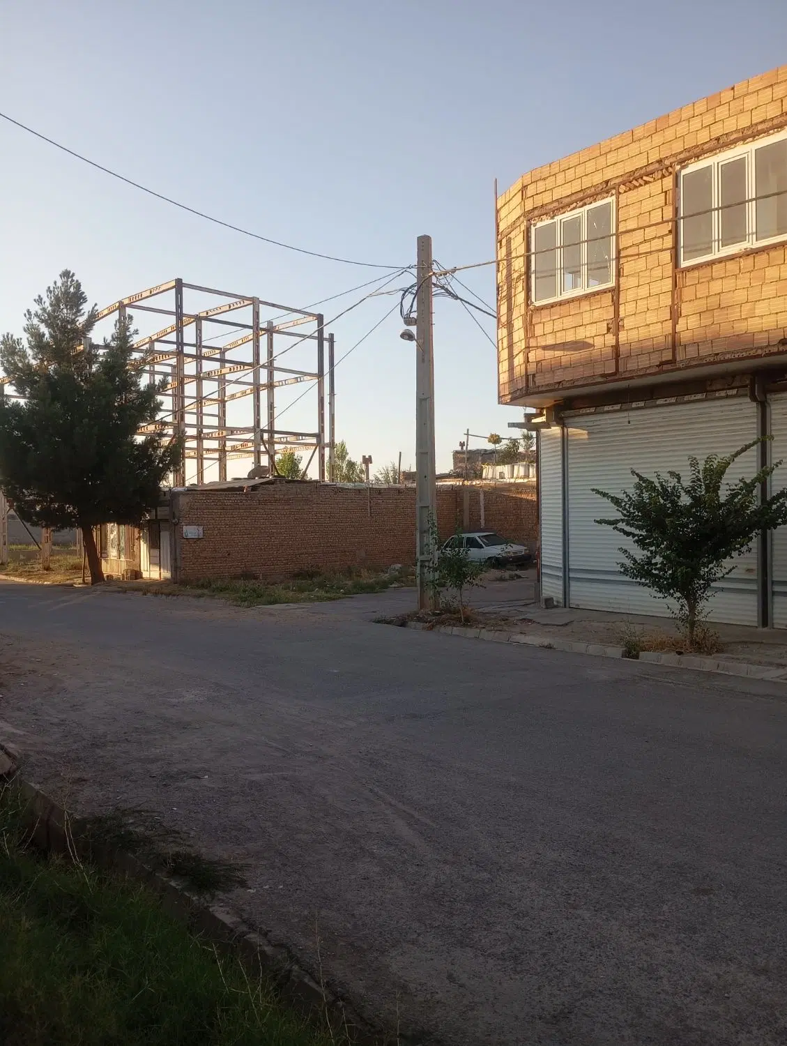 مسکونی و تجاری بر خیابان