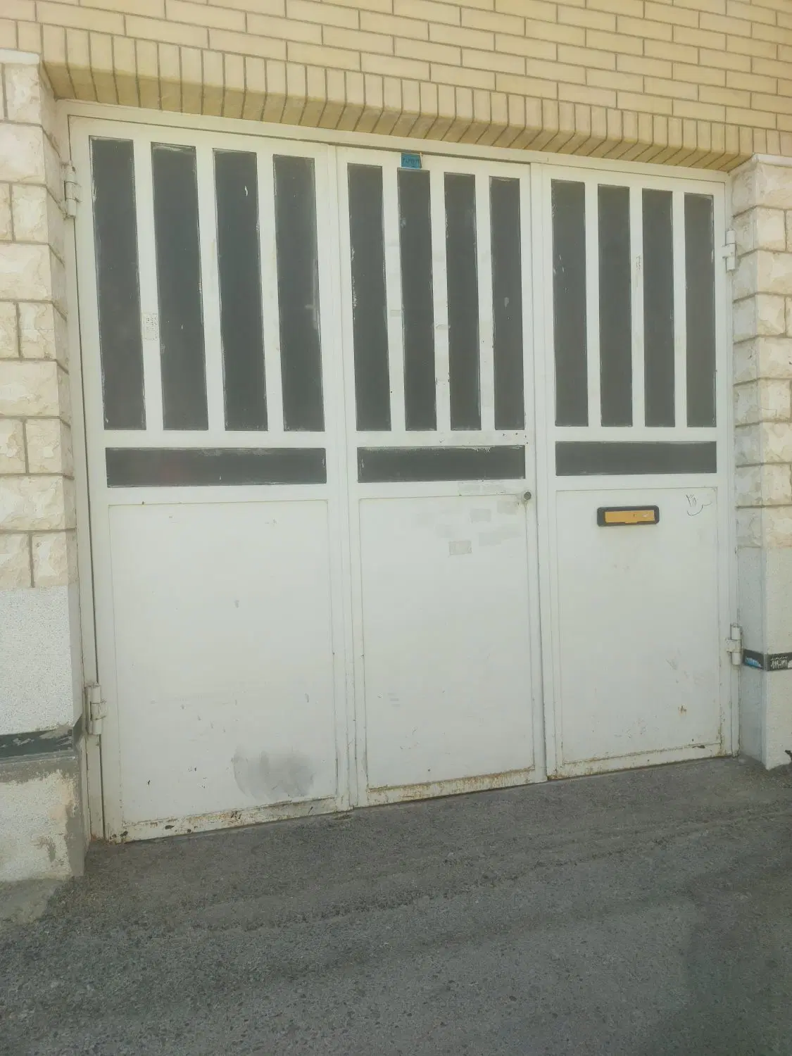 انباری نزدیک خیابان اصلی