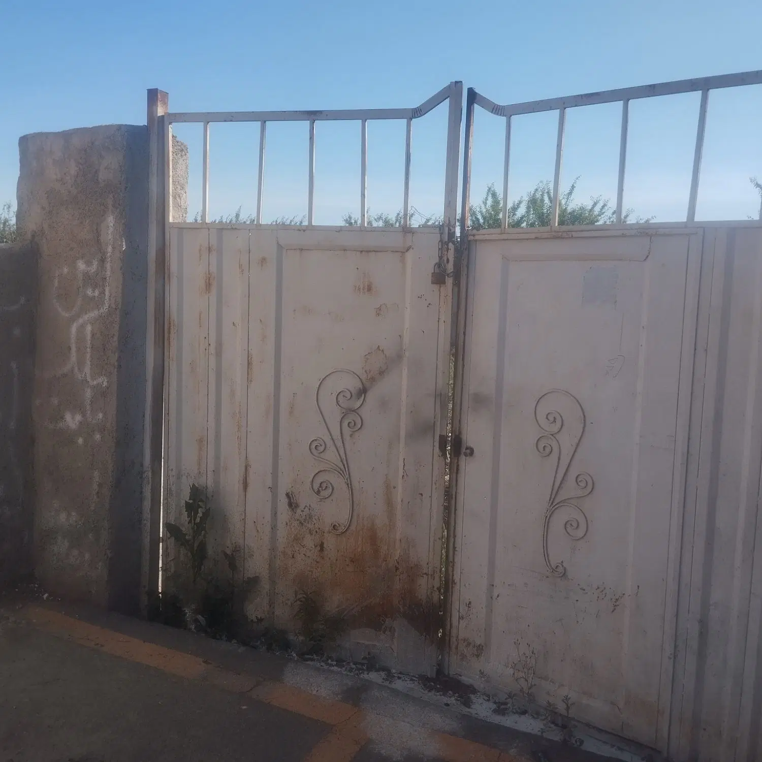 زمین چهار دیواری نمکلان