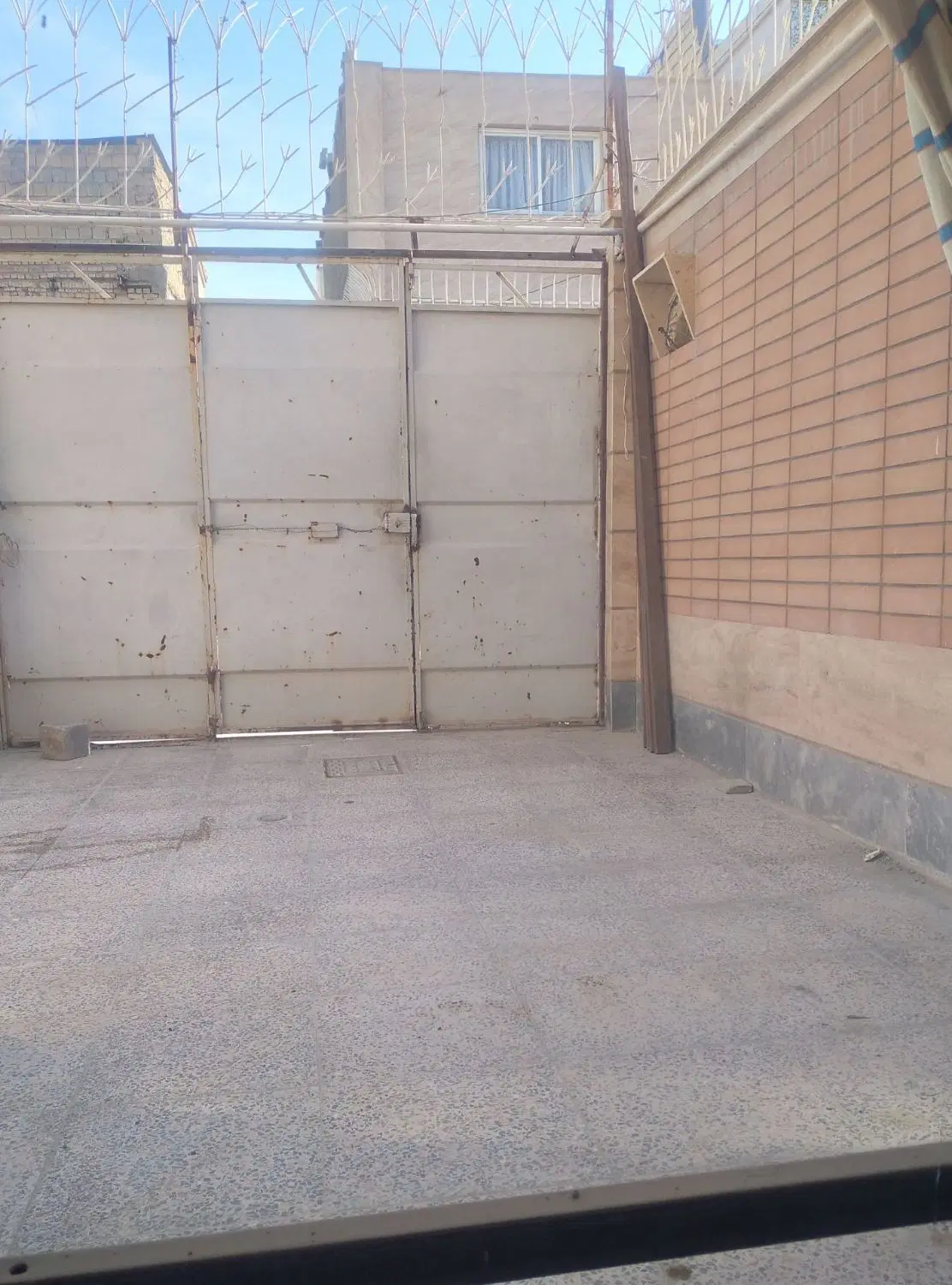 خانه ۱۰۰ متری یک خوابه حیاط دار