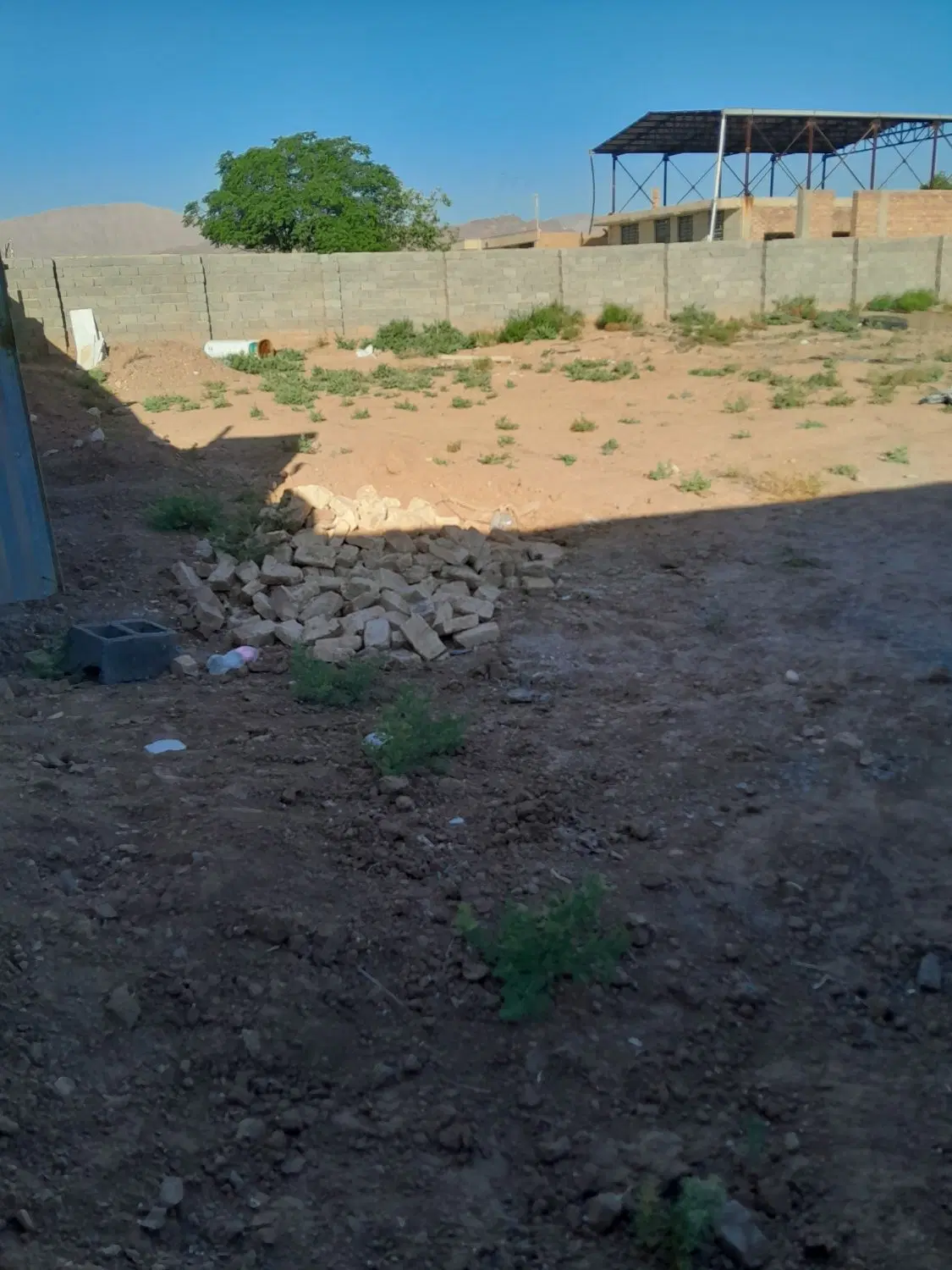 زمین مسکونی حصار کشی شده